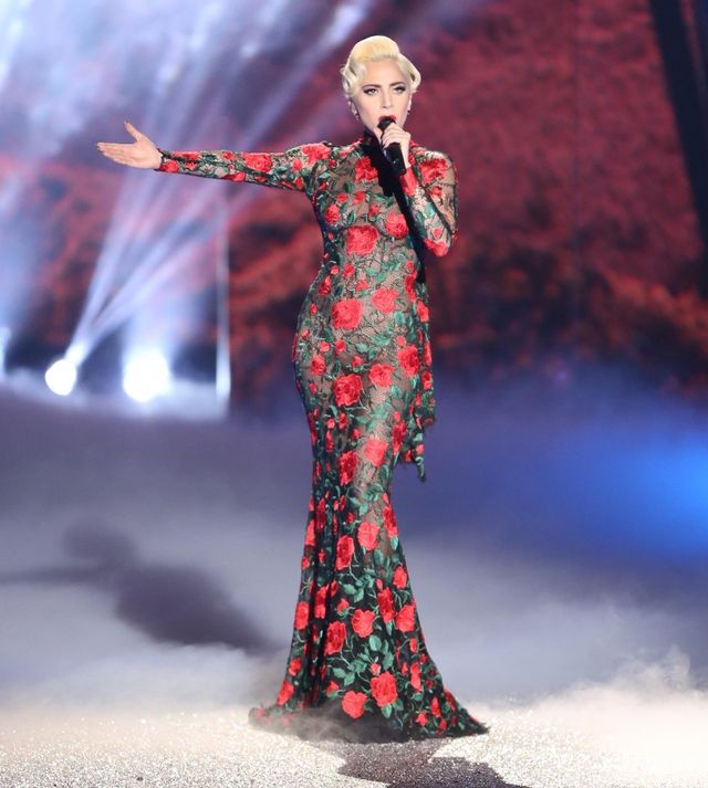 Ile schudła Lady Gaga? Gdy rok temu złożyła cekiny, gratulowano jej ciąży, teraz Ile schudła Lady Gaga? Gdy rok temu złożyła cekiny, gratulowano jej ciąży, teraz