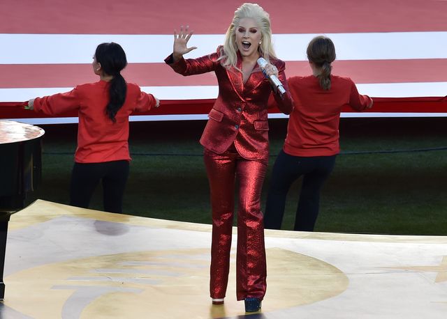 Lady Gaga zaśpiewała hymn USA. Media piszą tylko o niej