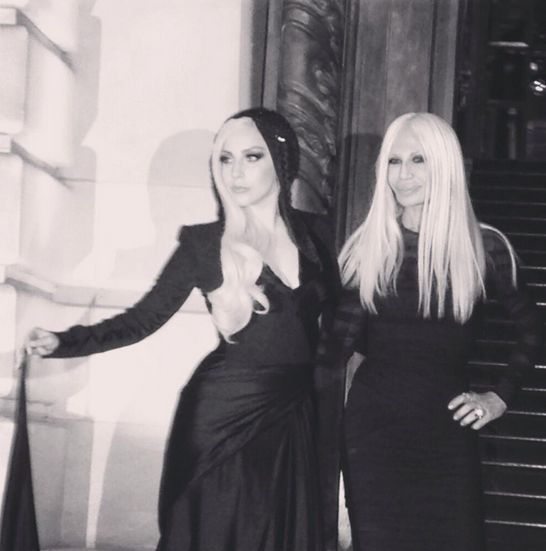 Lady Gaga czy Donatella Versace? (FOTO)