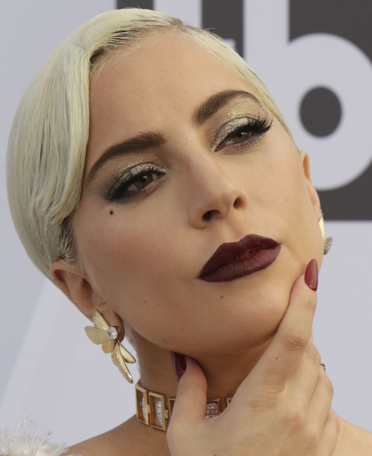 Wszyscy dziś mówią o tej sukience Lady Gagi (o jej biżuterii również) (ZDJĘCIA) Wszyscy dziś mówią o tej sukience Lady Gagi (o jej biżuterii również) (ZDJĘCIA)