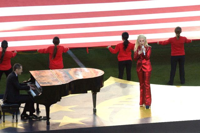 Lady Gaga zaśpiewała hymn USA. Media piszą tylko o niej
