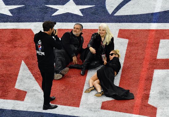 Lady Gaga nie miała majtek podczas Super Bowl. Gdy usiadła, WSZYSTKO było widać!