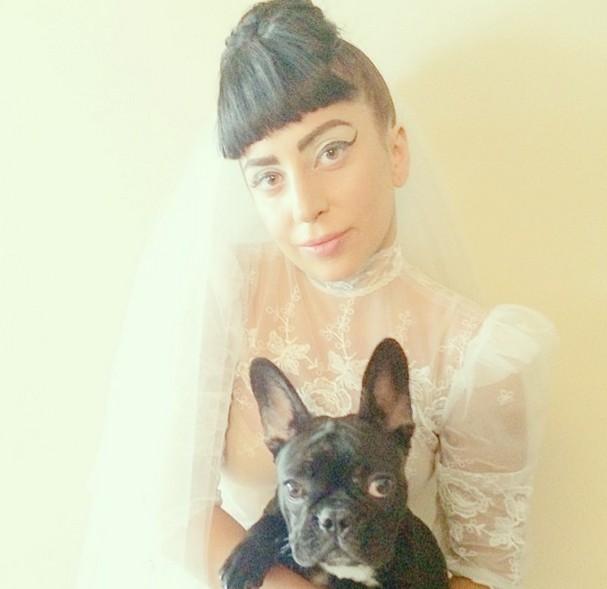 Lady Gaga w sukni ślubej! Jednak wzięła ŚLUB? (FOTO) Lady Gaga w sukni ślubej! Jednak wzięła ŚLUB? (FOTO)