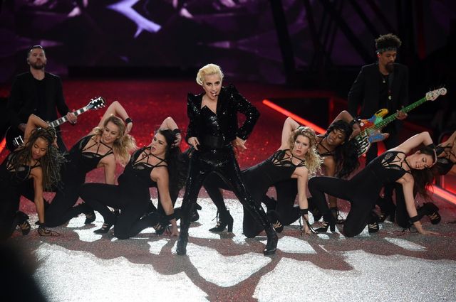 Ile schudła Lady Gaga? Gdy rok temu złożyła cekiny, gratulowano jej ciąży, teraz Ile schudła Lady Gaga? Gdy rok temu złożyła cekiny, gratulowano jej ciąży, teraz