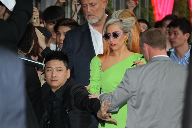 Ta peruka Gagi musiała sporo ważyć! (FOTO)