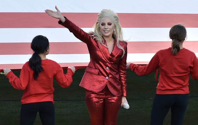 Lady Gaga zaśpiewała hymn USA. Media piszą tylko o niej