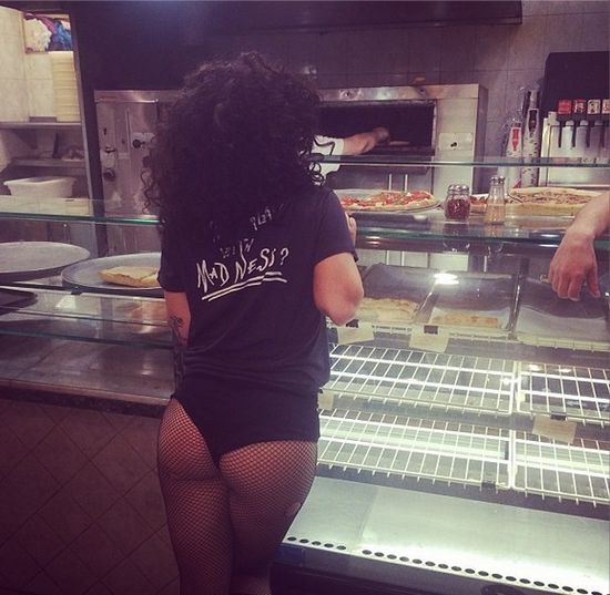 Z gołą pupą na pizzę (FOTO)