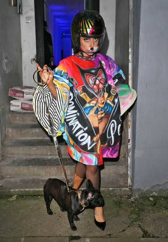 W jaki stroju Lady Gaga wyprowadza swojego psa? 