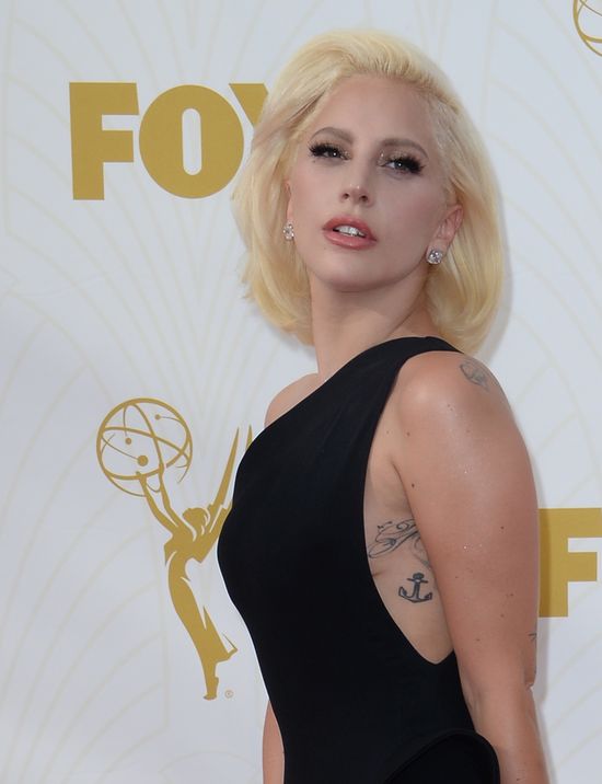 To nie wpadka grafika! Co ona ma na sobie? (FOTO)