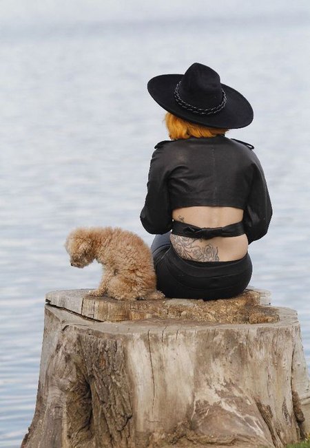 Lady Gaga karmi pupila popcornem (FOTO)