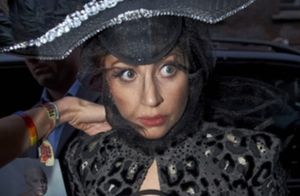 Lady Gaga jak wielki bażant (FOTO)