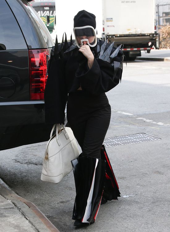 Chciała się zasłonić przed paparazzi? (FOTO)