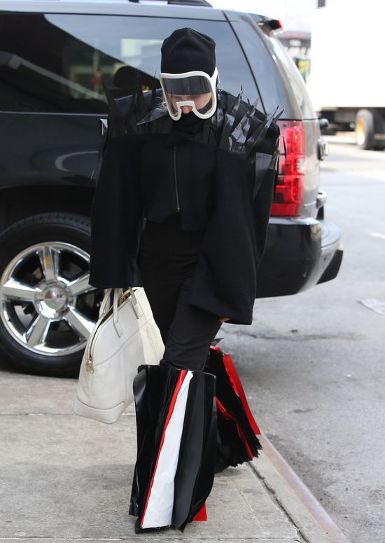 Chciała się zasłonić przed paparazzi? (FOTO)