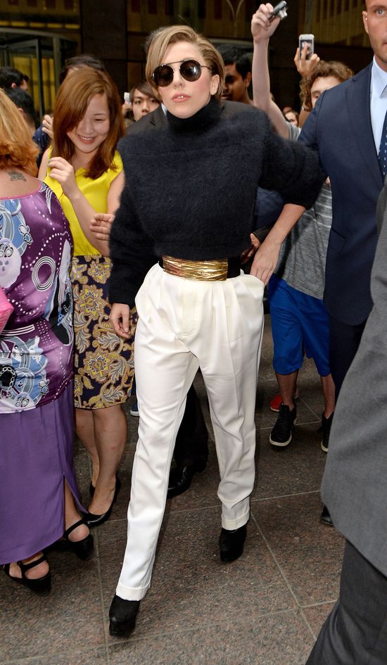 Lady Gaga: Nowa fryzura i trzy stylizacje  (FOTO)