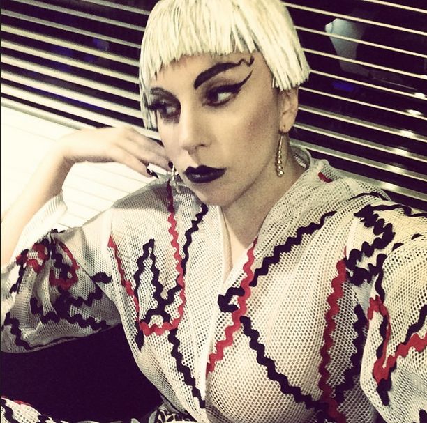 Ta gwiazda uwielbia eksperymentować ze swoim wyglądem (FOTO) Ta gwiazda uwielbia eksperymentować ze swoim wyglądem (FOTO)