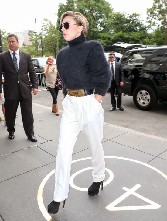 Lady Gaga: Nowa fryzura i trzy stylizacje  (FOTO)