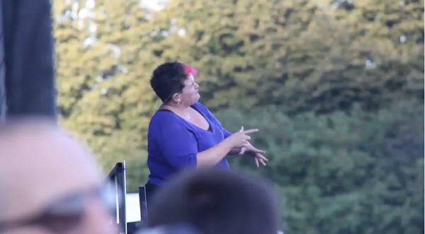 Tłumaczka języka migowego gwiazdą internetu (VIDEO) Tłumaczka języka migowego gwiazdą internetu (VIDEO)