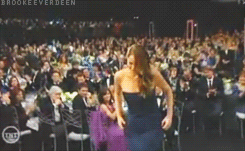 Jennifer Lawrence podarła sukienkę na rozdaniu nagród (FOTO) Jennifer Lawrence podarła sukienkę na rozdaniu nagród (FOTO)