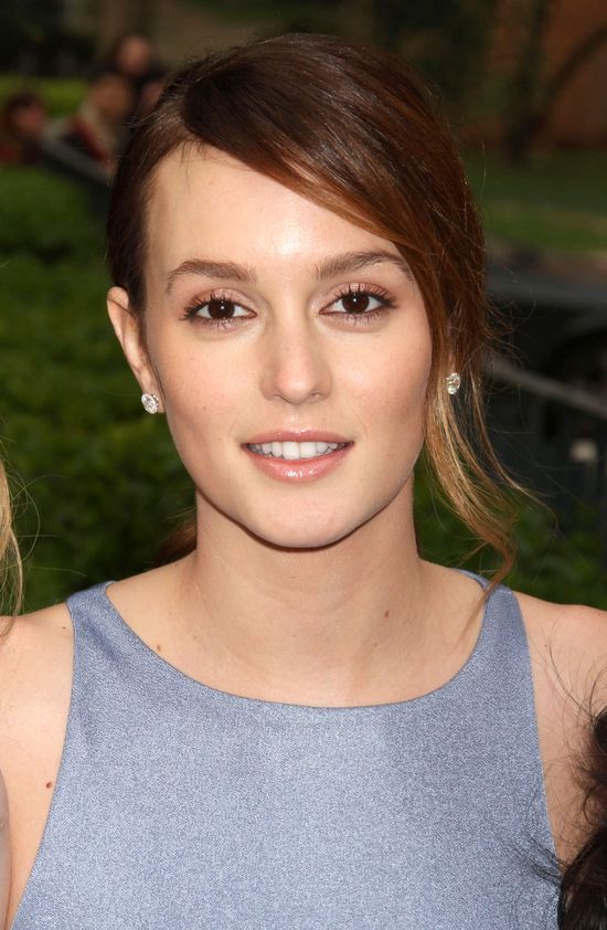 Piękna Leighton Meester krzywdzi się sukienką (FOTO)