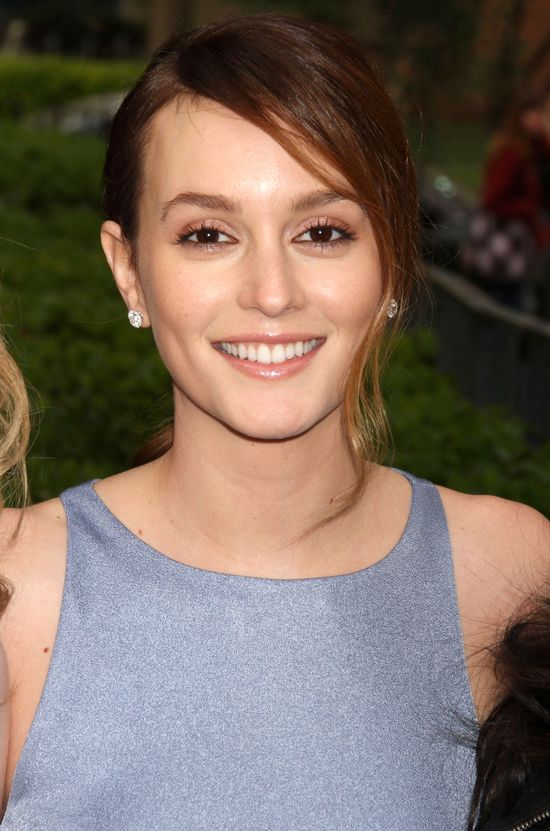 Piękna Leighton Meester krzywdzi się sukienką (FOTO)