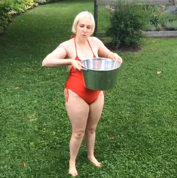 Co powiecie na Lenę Dunham w stroju kąpielowym? (VIDEO)