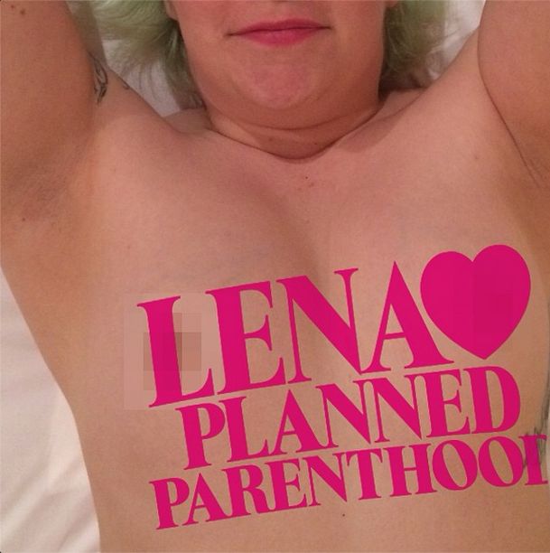 Płaska Lena Dunham pokazała się zupełnie topless! (FOTO)