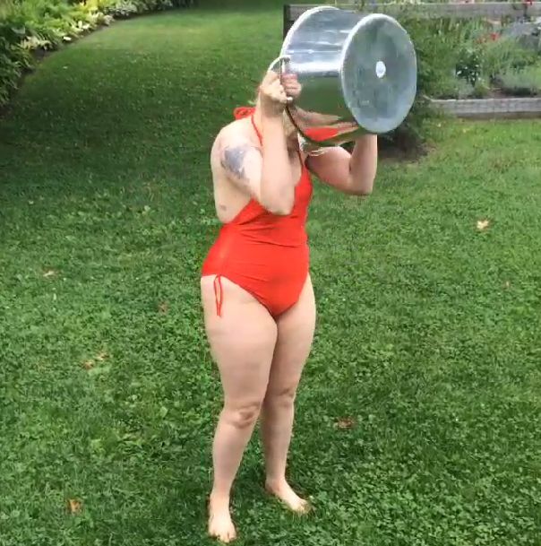 Co powiecie na Lenę Dunham w stroju kąpielowym? (VIDEO)