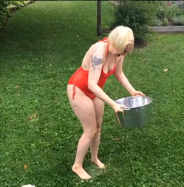 Co powiecie na Lenę Dunham w stroju kąpielowym? (VIDEO)