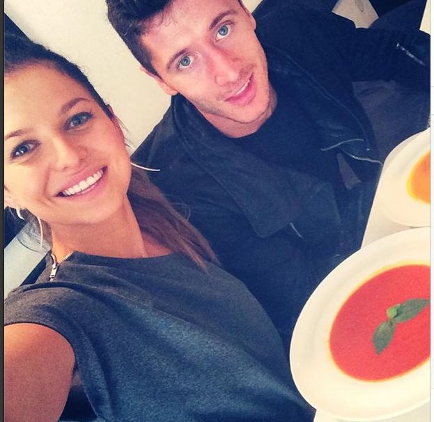 Nie zgadniecie, co Lewandowska nosi ze sobą do kawiarni FOTO