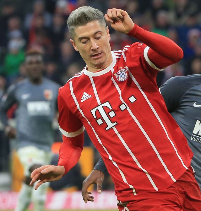 Robert Lewandowski debiutuje w nowej fryzurze na boisku (ZDJĘCIA) Robert Lewandowski debiutuje w nowej fryzurze na boisku (ZDJĘCIA)