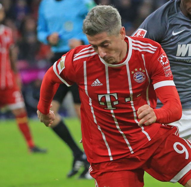 Robert Lewandowski debiutuje w nowej fryzurze na boisku (ZDJĘCIA) Robert Lewandowski debiutuje w nowej fryzurze na boisku (ZDJĘCIA)