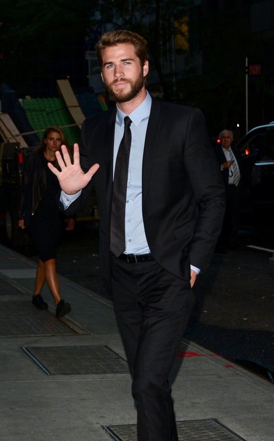 Dlaczego Miley Cyrus nosi pierścionek zaręczynowy, którego nienawidzi?