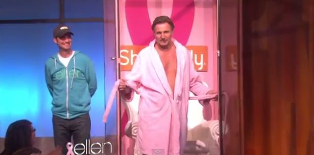 Liam Neeson rozebrał się do majtek. Różowych! (VIDEO)