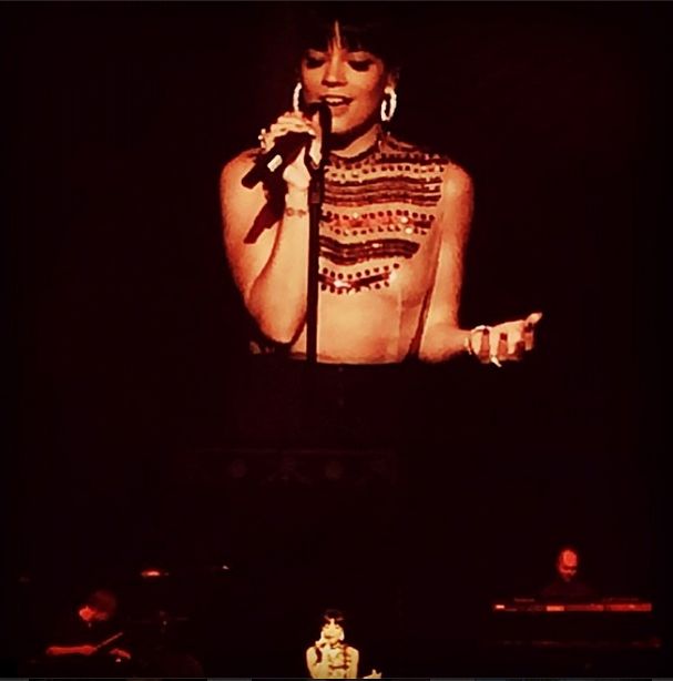 Lily Allen świeciła nagim biustem na koncercie (FOTO)