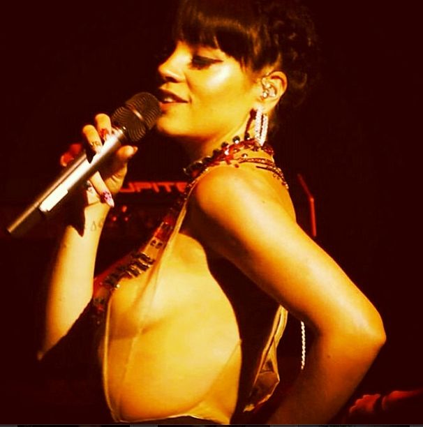 Lily Allen świeciła nagim biustem na koncercie (FOTO)