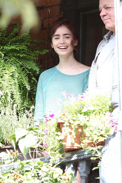Lily Collins nie zamierza regulować brwi (FOTO)