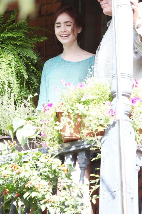 Lily Collins nie zamierza regulować brwi (FOTO)