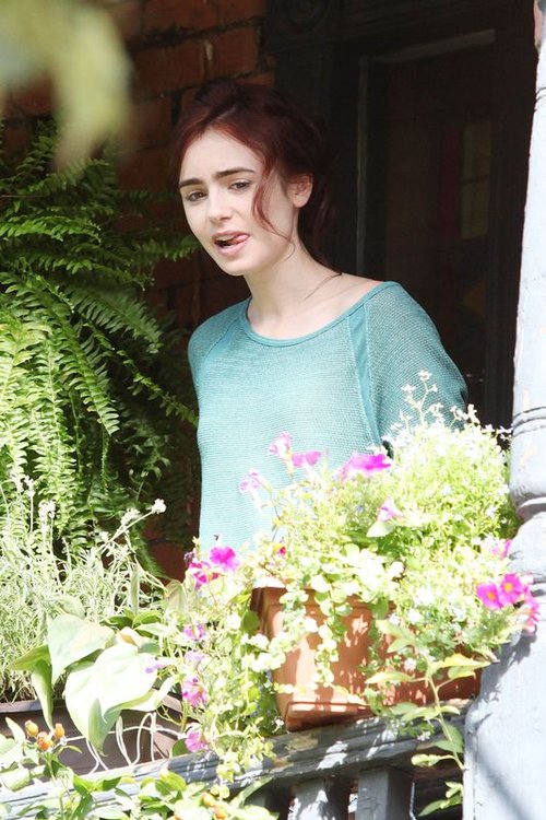 Lily Collins nie zamierza regulować brwi (FOTO)