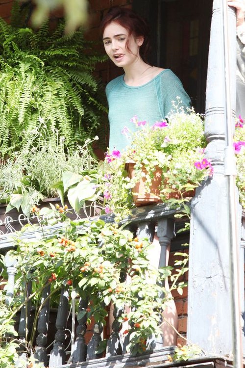 Lily Collins nie zamierza regulować brwi (FOTO)