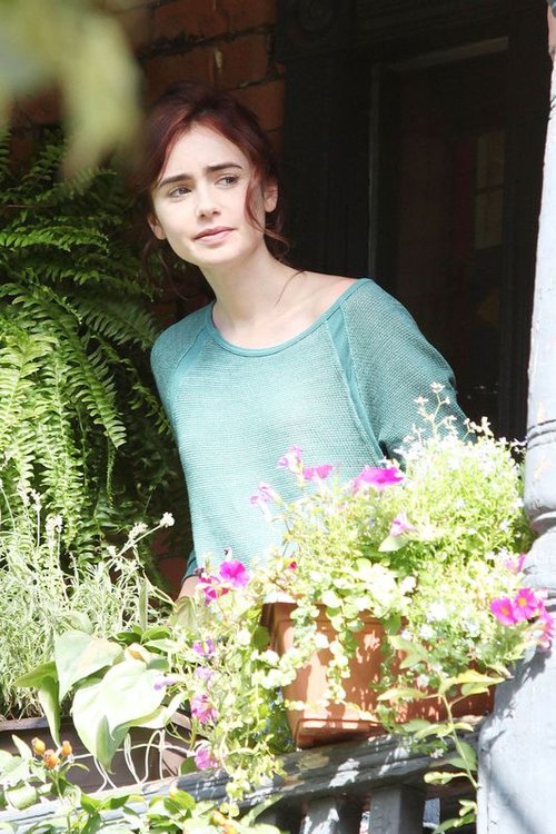 Lily Collins nie zamierza regulować brwi (FOTO)