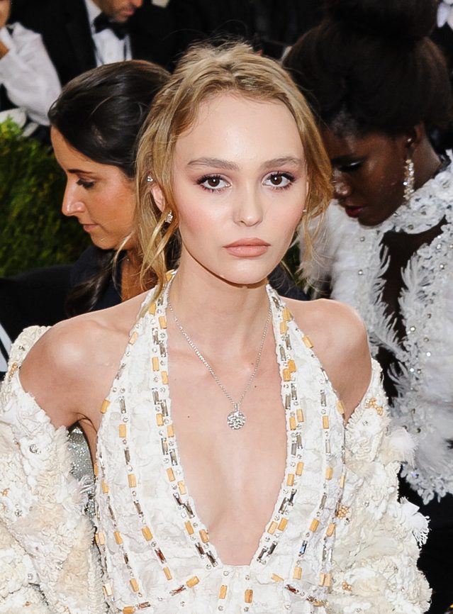 A co na to tata? Lily Rose pokazuje dekolt na gali MET