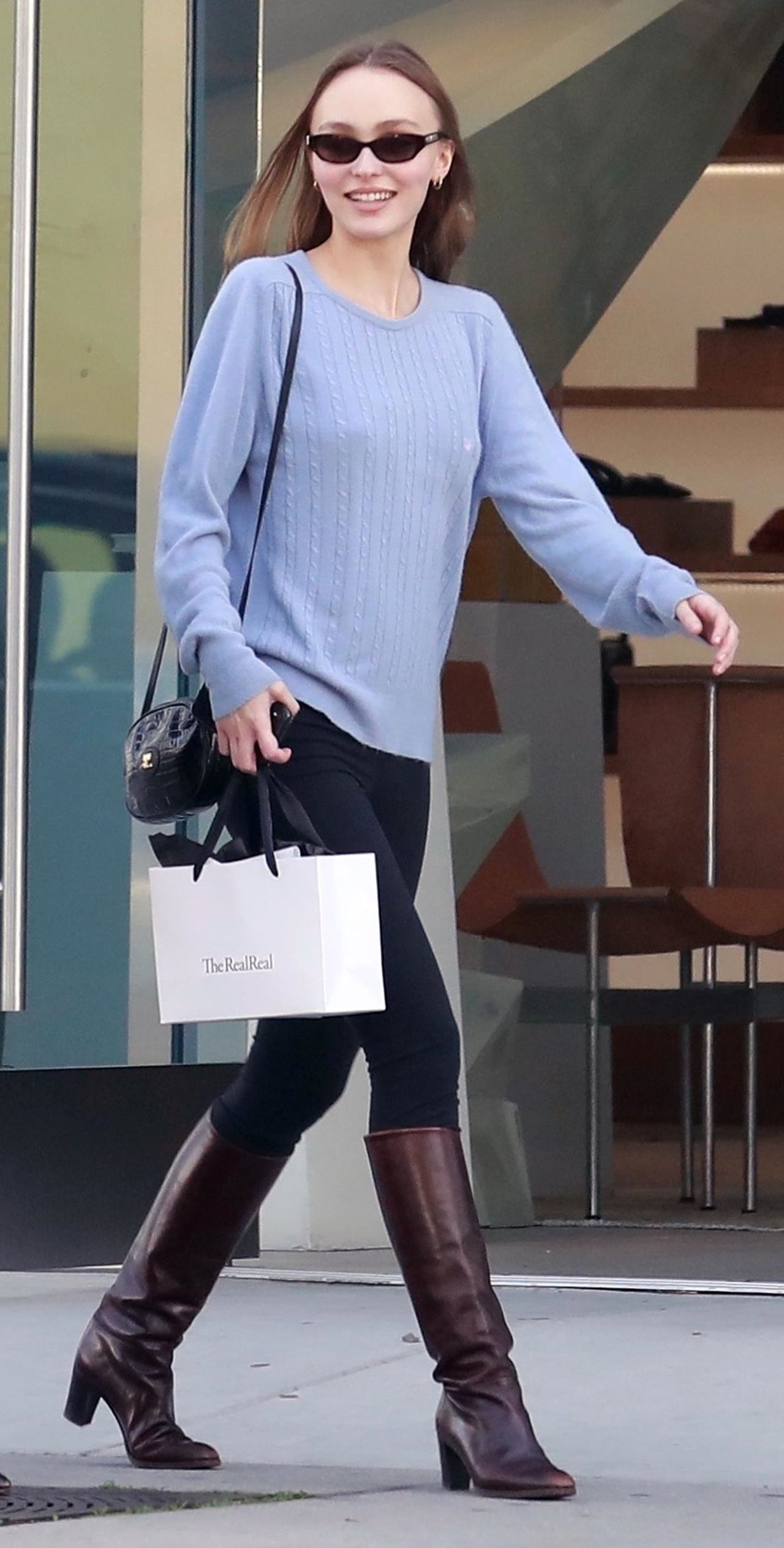 Córka Johnny'ego Deppa, Lily Rose, bez stanika na kawie z koleżanką (ZDJĘCIA)