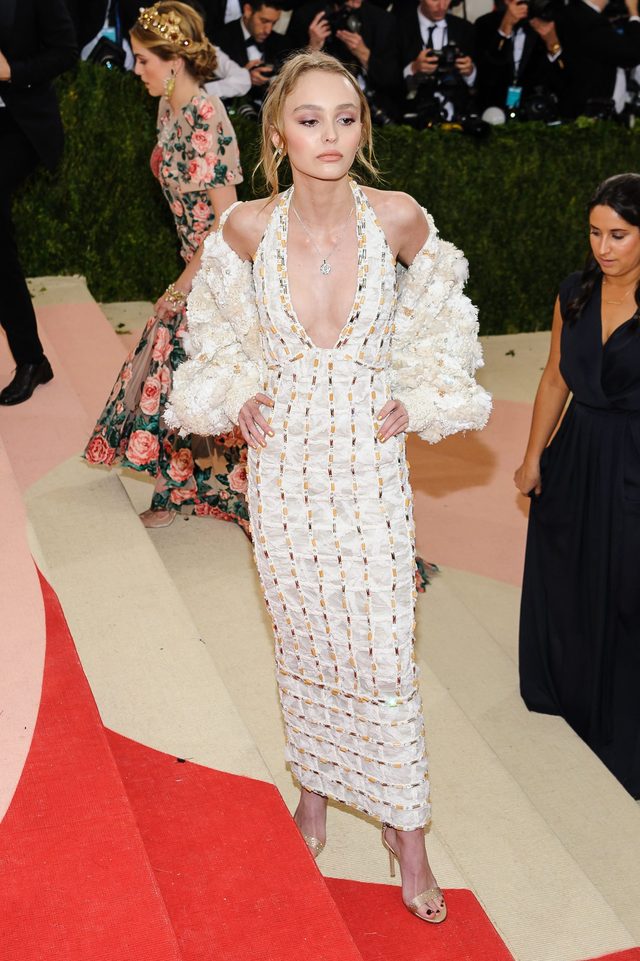 A co na to tata? Lily Rose pokazuje dekolt na gali MET