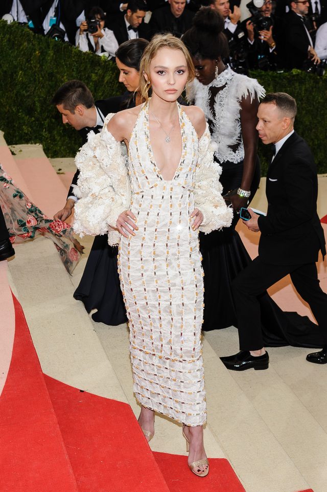 A co na to tata? Lily Rose pokazuje dekolt na gali MET