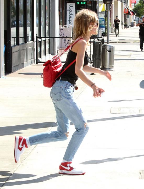 Śliczna buzia, ale maniery... Nawet tatuś miewa lepsze (FOTO)