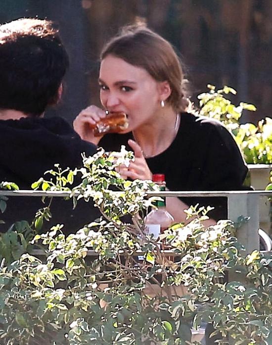 Śliczna buzia, ale maniery... Nawet tatuś miewa lepsze (FOTO)