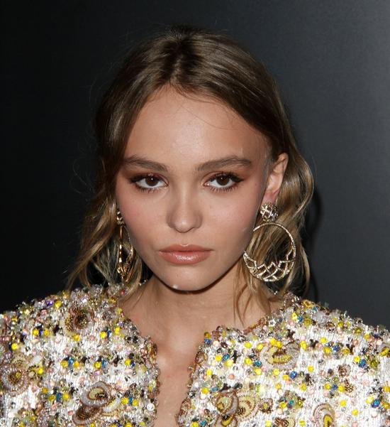 Internauci krytykują tę stylizację Lily Rose Depp (FOTO)