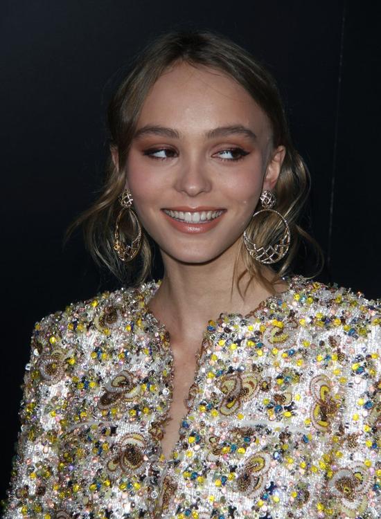 Internauci krytykują tę stylizację Lily Rose Depp (FOTO) Internauci krytykują tę stylizację Lily Rose Depp (FOTO)