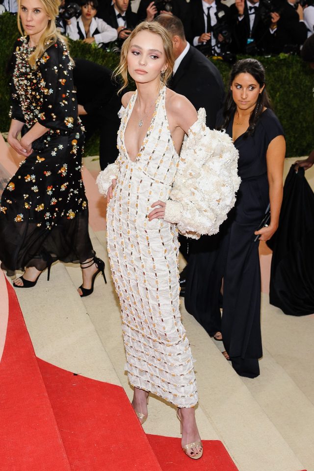 A co na to tata? Lily Rose pokazuje dekolt na gali MET