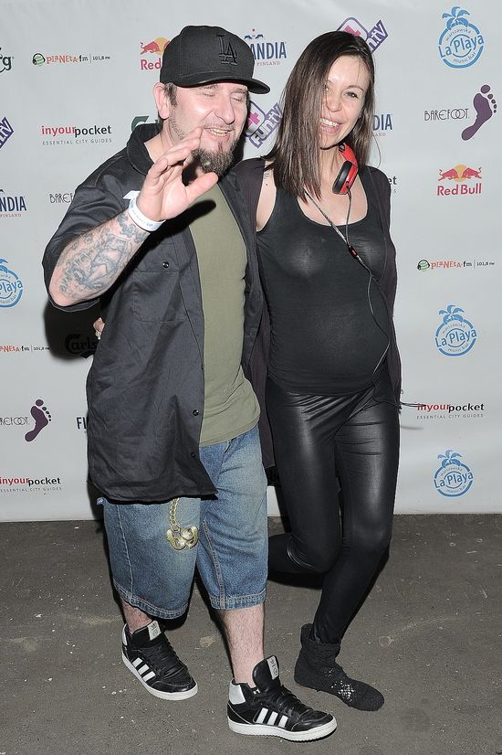 Żona polskiej gwiazdy błysnęła biustem na salonach (FOTO)